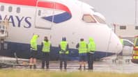 英国航空公司飞机的鼻子在希思罗机场的柏油厂坍塌“loading=