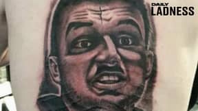 小伙子在他的背上得到了自己纹身的“最糟糕的照片”
