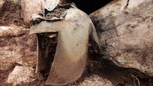 在克罗地亚古墓中发现的公元前7世纪希腊战士的头盔