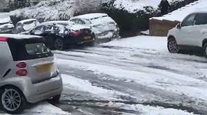 梅赛德斯司机在冰雪条件下试图超车后导致了破坏痕迹