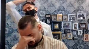 理发师剃掉自己的头发声援癌症患者