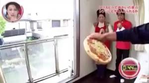 视频显示男子将披萨扔进另一个公寓的微波炉