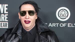 玛丽莲·曼森（Marilyn Manson）在逮捕令后上交警察