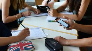 新的政府规定将禁止在学校使用手机