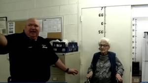 一个女人在庆祝她的100岁生日时被送进监狱