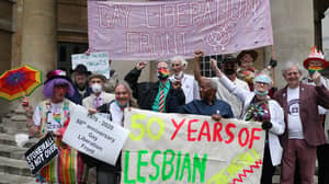 LGBTQ+人权老兵沿着伦敦骄傲之路游行庆祝50周年