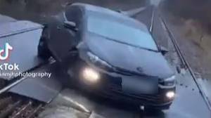 警方正在调查一辆车在铁轨上的TikTok视频“蠢得惊人”