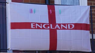 英格兰粉丝用圣乔治的十字架旗帜贴满了家“loading=