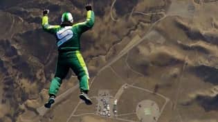 冒险家卢克·艾金斯不带降落伞从25000英尺高空跳伞，震惊了人们