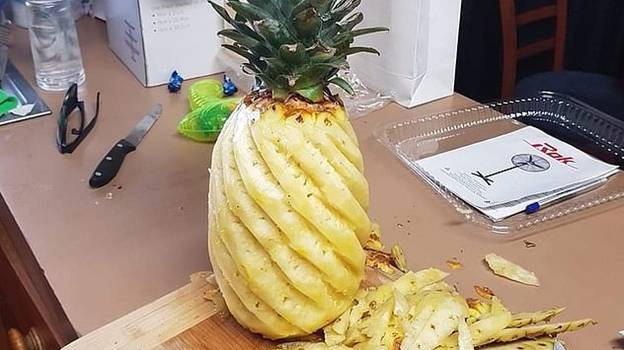 一位女性不寻常的菠萝切割技术让Facebook用户感到惊讶