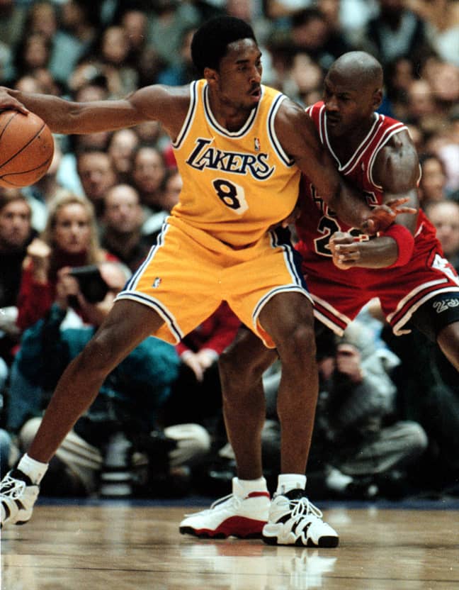 Kobe Bryant（左）对抗Michael Jordan。信用：PA