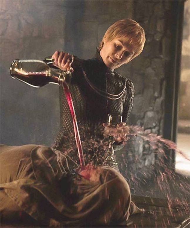 Cersei Lannister在Septa Unella上倒了酒。学分：HBO