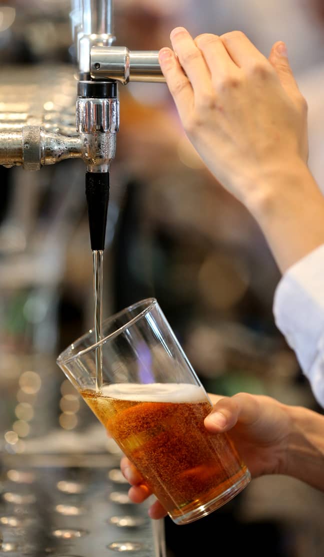 越来越多的酒吧和酒吧投资于低酒精和非酒精股票。信用：PA“loading=