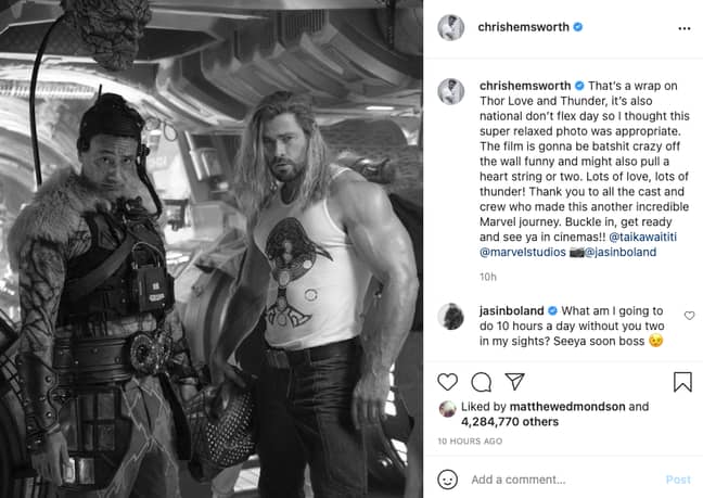 克里斯·海姆斯沃斯在《雷神3:爱与雷》拍摄结束时在Instagram上展示了他巨大的手臂。