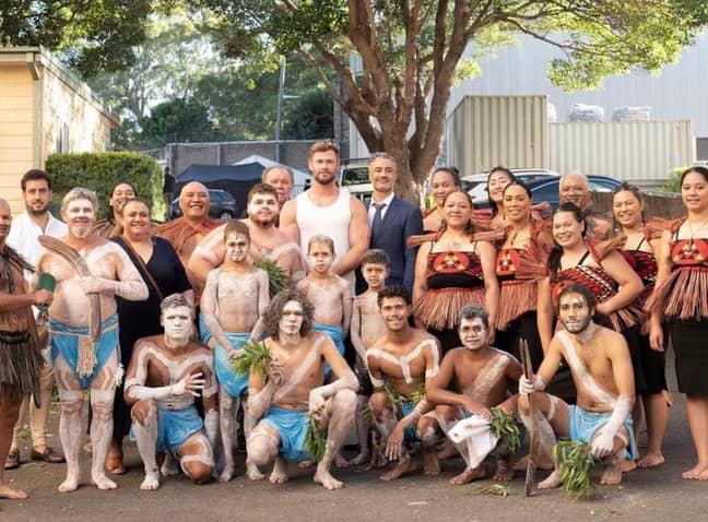 《爱与雷》的演员阵容已于1月登陆澳大利亚。(资料来源:twitter /TaikaWaititi)