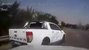 逃离武装抢劫的英雄司机的Dashcam Footage出现，而窗户喷洒带子弹