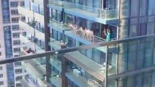 一群女性在迪拜阳台上裸照后被捕